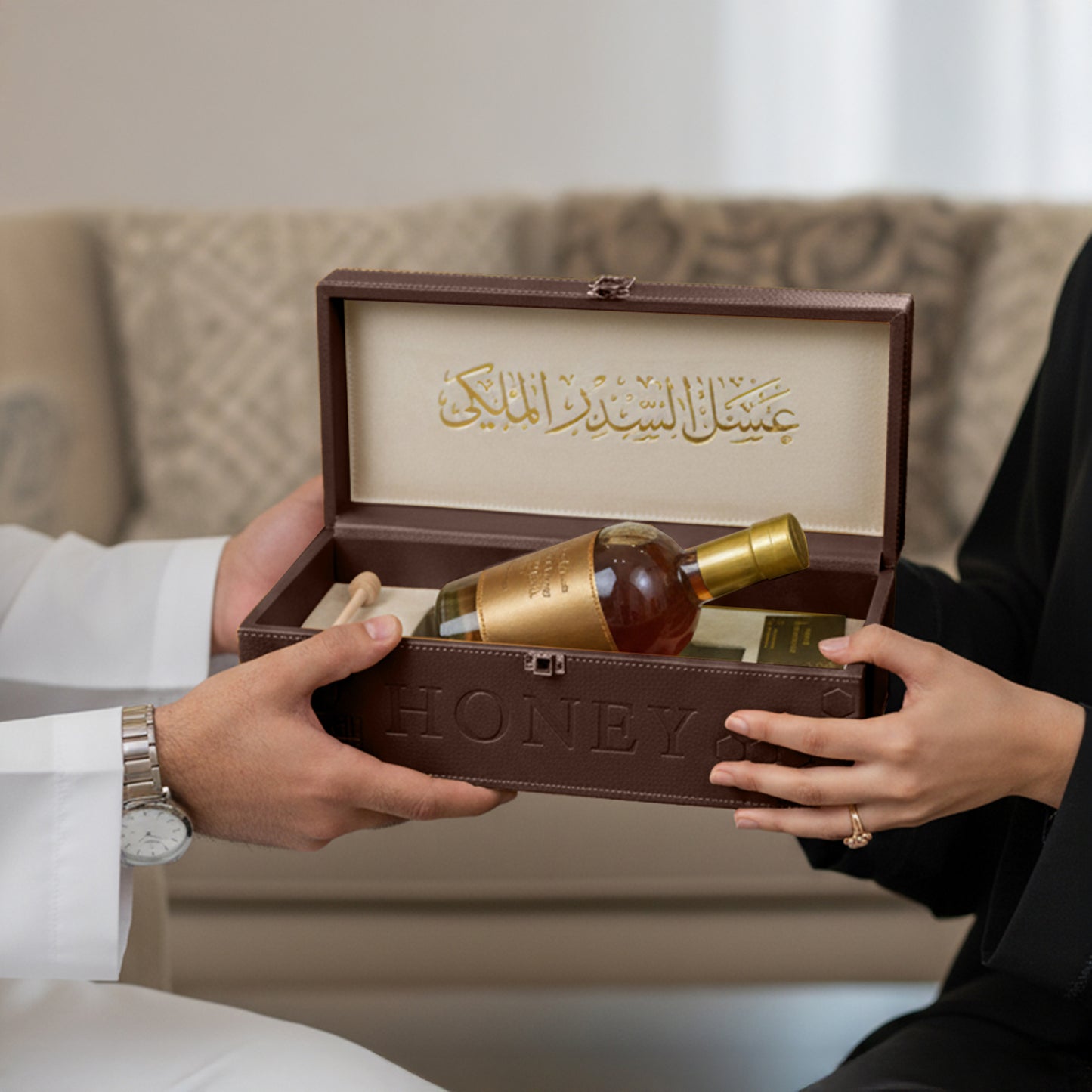 عسل السدر الإماراتي مع حقيبة جلدية 550 غ – هدية فاخرة (هدايا اليوم الوطني)