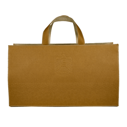 هدية فاخرة مستدامة لعسل السدر الإماراتي مع حقيبة جلدية 1كغ في كيس جلد