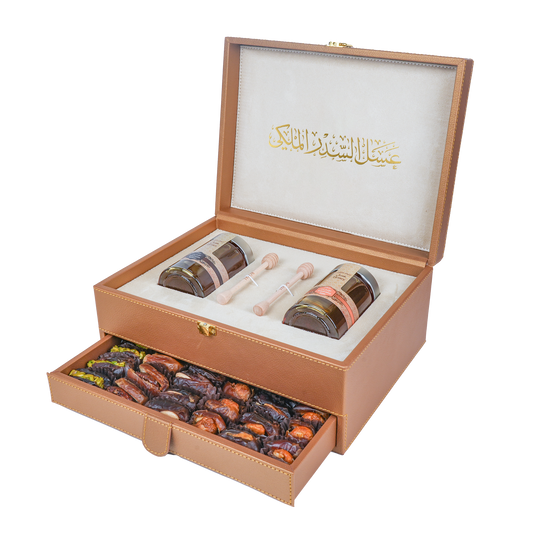 خصص هديتك - علبة جلد ذهبية فاخرة تحتوي على (عسل السدر 250غ و عسل السمر 250غ) مع طابق من التمور بالمكسرات