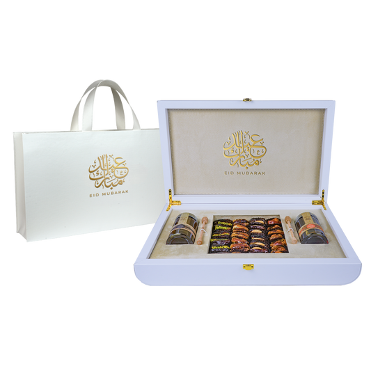 علبة جلد بيضاء فاخرة تحتوي على (عسل السدر 140غ و عسل السمر 140غ ) مع مجموعة من التمر بالمكسرات