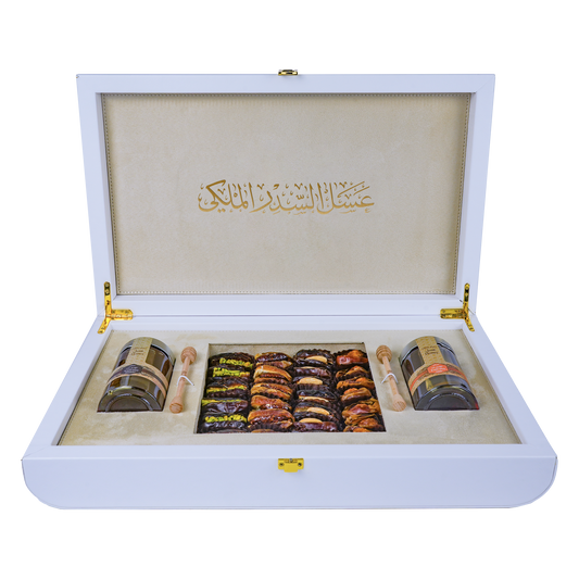 خصص هديتك - صندوق جلد أبيض فاخر مع حقيبة جلدية (عسل السدر 250غ و عسل السمر 250غ و مجموعة من التمر بالمكسرات )