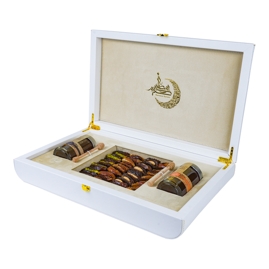 علبة جلد بيضاء فاخرة تحتوي على (عسل السدر 250غ و عسل السمر 250غ) مع مجموعة من التمر بالمكسرات