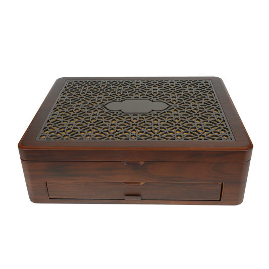 علبة خشب فاخرة تحتوي على عسل السدر الإماراتي وعسل السدر بالمكسرات مع طابق من التمور بالمكسرات