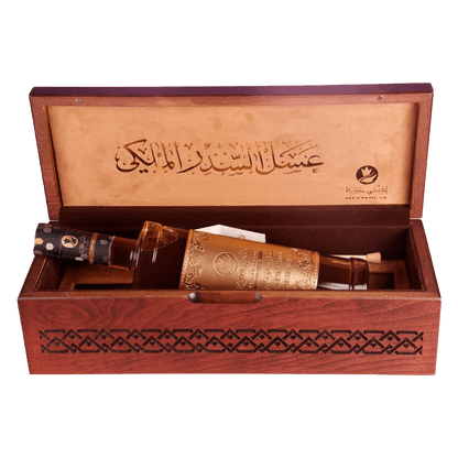 عسل السدر الإماراتي مع علبة خشب 1 كغ – هدية فاخرة (شعار الصقر الإماراتي)