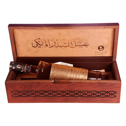 عسل السدر الإماراتي مع علبة خشب 1 كغ – هدية فاخرة (شعار الصقر الإماراتي)